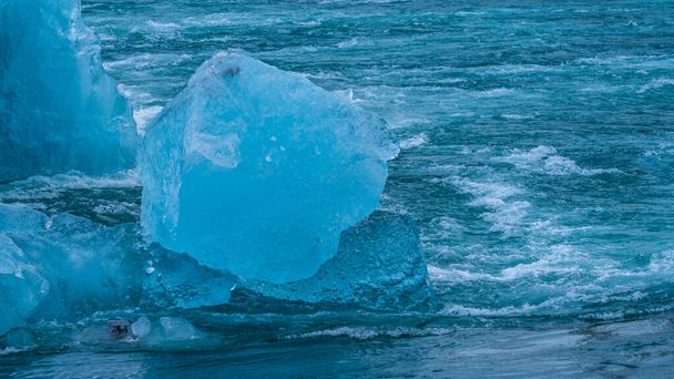 Icebergs sobre as ondas do oceano, Jokulsarlon - Foto, Imagem