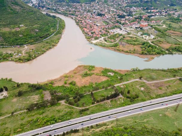 Zbieg rzek Mtkvari (Kura) i Aragvi w pobliżu Mccheta, Gruzja - Zdjęcie, obraz