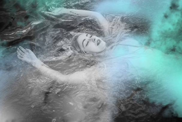Alteuropäische Magie, mystische heidnische Szene, Frau im See, Ritus. Magische Weissagung im Wasser, undina  - Foto, Bild
