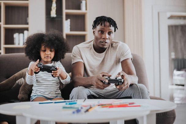 Gelukkige familie heeft plezier thuis. Afrikaanse vader met kleine kinderen dochter die samen spelen in huis. Gelukkige familietijd. - Foto, afbeelding