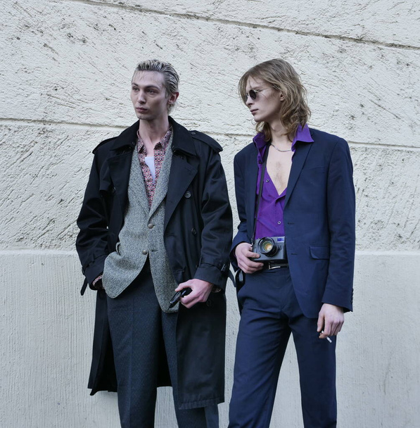Dos modelos de ropa de calle antes de Jordan Luca desfile de moda durante la semana de la moda Milano colecciones de hombre 2022 / 2023 - Foto, imagen