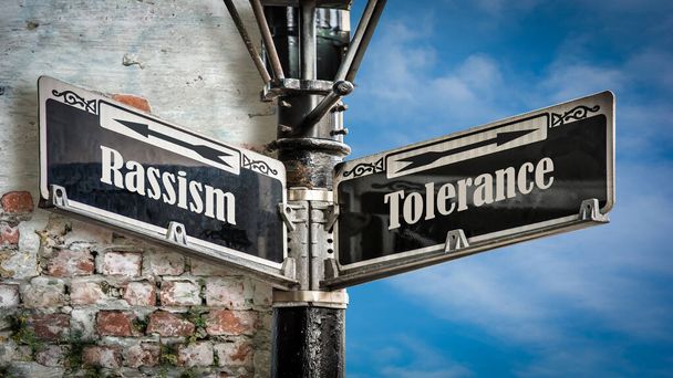Straat teken de richtings wijze naar tolerantie versus Rassism - Foto, afbeelding