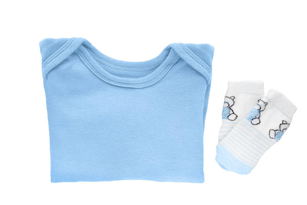 Blaue Anzüge und Socken für ein Neugeborenes isoliert auf weißem Hintergrund. Kleidung für einen kleinen Jungen - Foto, Bild