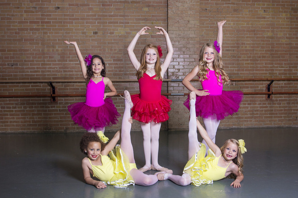 Ballerinas w studio tańca - Zdjęcie, obraz