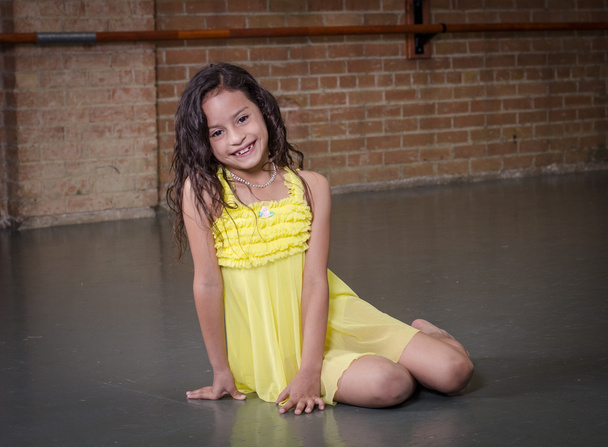 かわいい若いヒスパニック系ダンサーはダンス スタジオ、 - 写真・画像