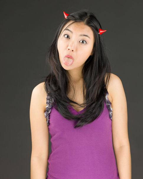 Ördög oldalán egy fiatal ázsiai nő kilóg a száját - Fotó, kép