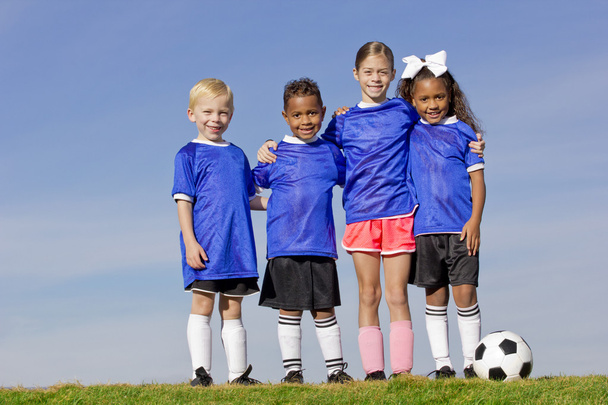 Niños pequeños en un equipo de fútbol
 - Foto, Imagen