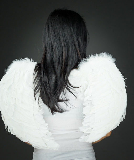 Вид сзади на азиатскую молодую женщину в костюме ангела
 - Фото, изображение
