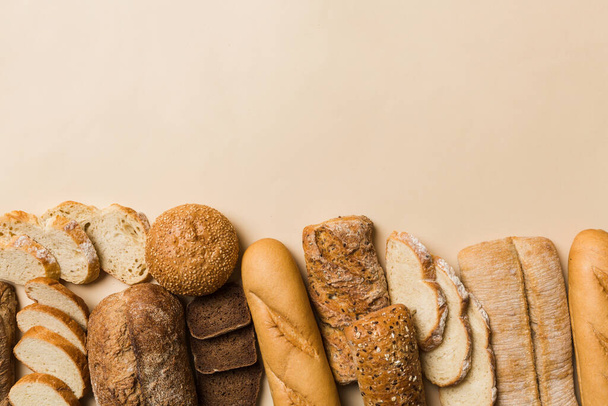 Pães naturais caseiros. Diferentes tipos de pão fresco como fundo, vista superior com espaço de cópia. - Foto, Imagem
