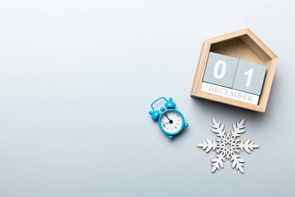 Calendario de madera de Navidad con decoraciones de año nuevo, fondo de color aganista. Calendario de Navidad 1 diciembre. - Foto, Imagen