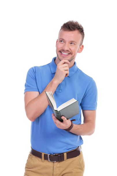 молодий випадковий чоловік тримає книгу і посміхається панічно
 - Фото, зображення
