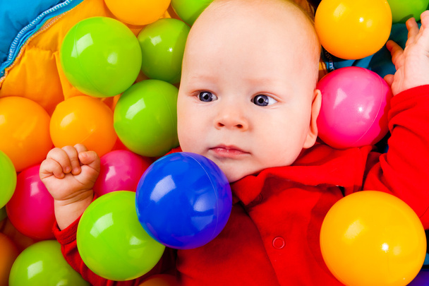 カラフルなボールを呈する乳児 - 写真・画像