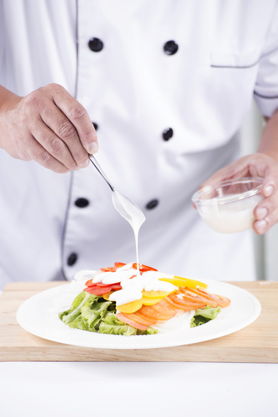 Chef setzt Salatdressing - Foto, Bild