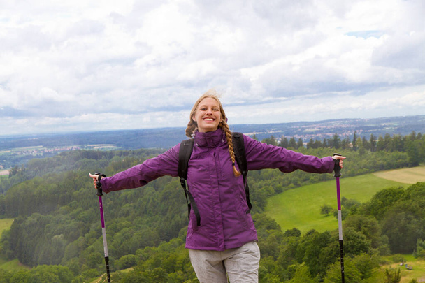 Jeune femme sur la montagne Hohenstaufen près de la ville Goeppingen, Allemagne - Photo, image
