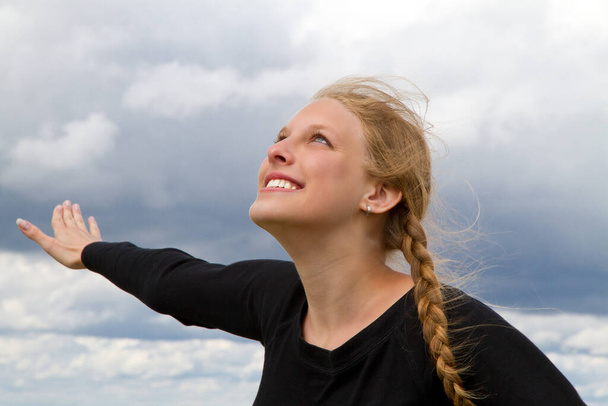 Nuori onnellinen nainen etsii ojennetuin käsin - Valokuva, kuva