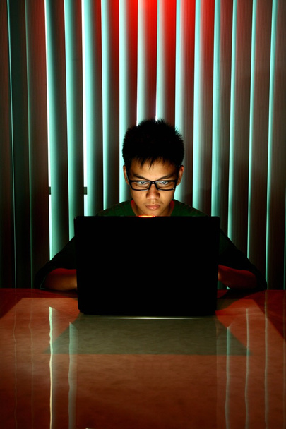 Молодий підліток з окулярами перед комп'ютером ноутбука
 - Фото, зображення