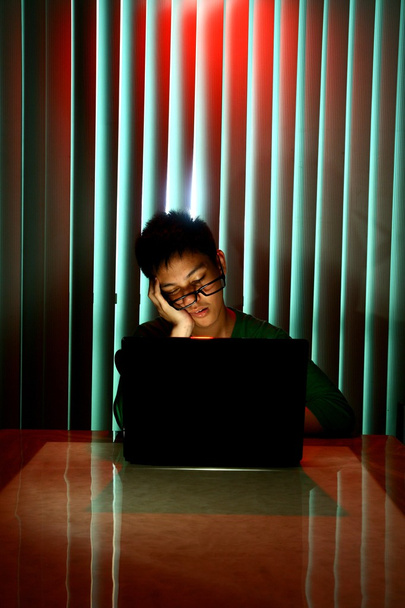 Joven adolescente durmiendo delante de un ordenador portátil
 - Foto, imagen