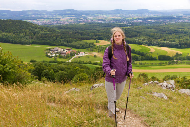 Jovem mulher na Montanha Hohenstaufen, Alemanha - Foto, Imagem