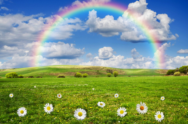 sonniger Tag mit Regenbogen und flauschig weißen Wolken - Foto, Bild