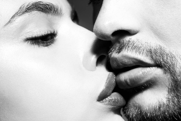 Sensual passionate couple kissing lips. Closeup of couple mouths kiss - Foto, Imagen