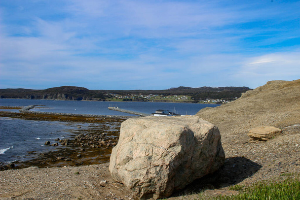 gros rochers dans gros morne encadrés dans un paysage - Photo, image