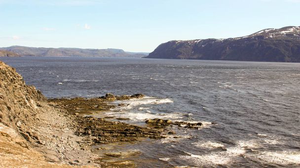 grandes rocas dentro de gros morne enmarcadas en un paisaje - Foto, imagen
