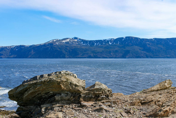 duże skały w gros morne oprawione w krajobraz - Zdjęcie, obraz