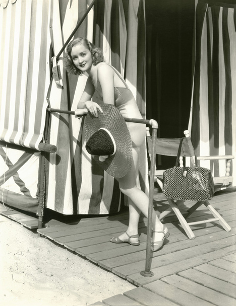 Mujer sosteniendo sombrero de sol
 - Foto, imagen