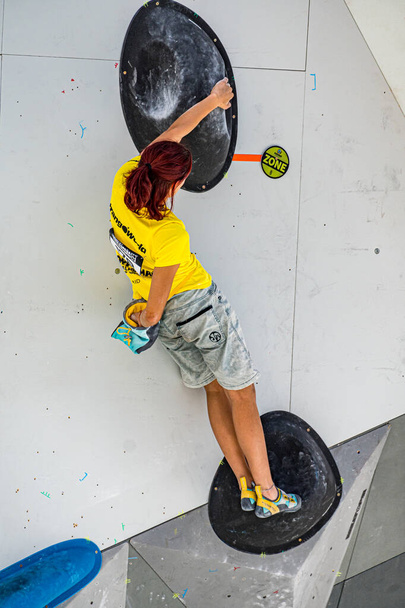 Madrid, Spain. June 4, 2022. Men's and women's Spanish Cup of speed and bouldering climbing, held in the new Plaza de Espana in Madrid. - Foto, imagen