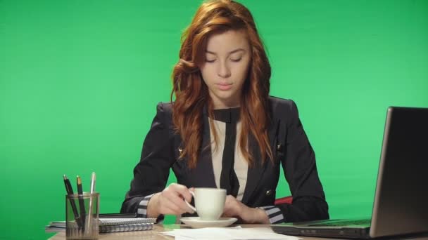 Επιχείρηση γυναίκα που εργάζεται στο γραφείο (πράσινη οθόνη, άλφα) - Πλάνα, βίντεο