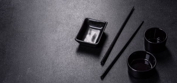 Fa sushi ragad egy sötét beton háttér. Japán ázsiai konyha - Fotó, kép