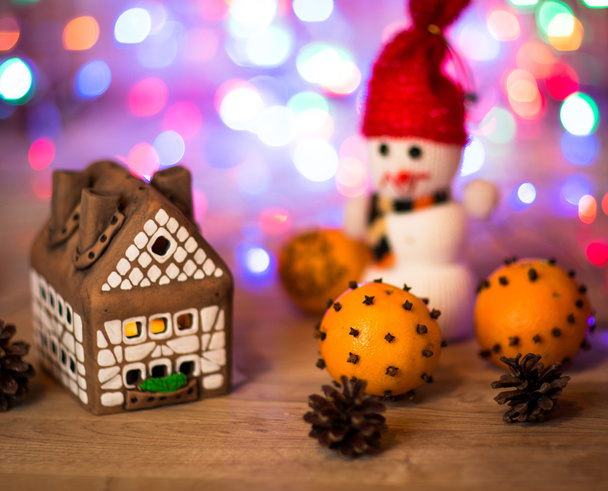gâteau de maison de fée de Noël avec lumière de bougie à l'intérieur et de belles lumières de fond - Photo, image