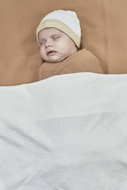 Νεογέννητο κοριτσάκι, στον ύπνο σε μια κουβέρτα. - Φωτογραφία, εικόνα