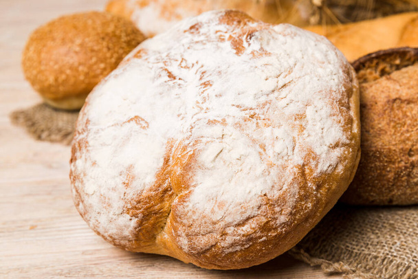 自家製の天然パン。背景としての新鮮なパンの異なる種類,コピースペースと遠近法ビュー. - 写真・画像
