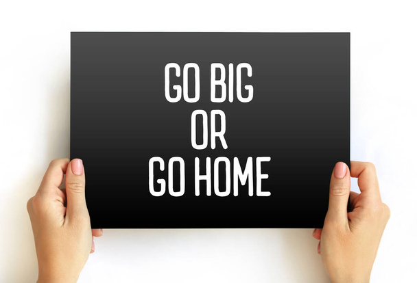 Go Big, ou Go Home texte sur la carte, fond de concept - Photo, image