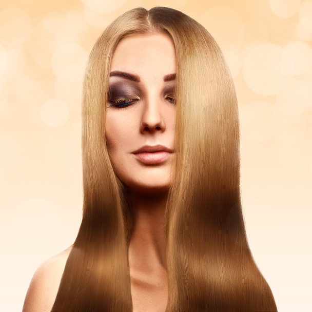 Όμορφη ξανθιά με τέλεια υγιή μακριά μαλλιά με επαγ - Φωτογραφία, εικόνα