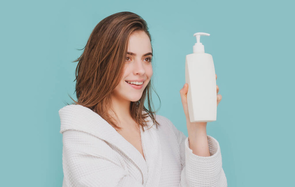 Zdrowe włosy i koncepcja piękna. Kobieta trzymać szampon butelki i odżywkę. Produkt kosmetyczny - Zdjęcie, obraz