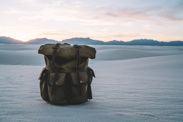 Tracking rucksack with numerous pockets for active weekend in White Sands National Park to see landscape with white sand in America - Foto, Imagem