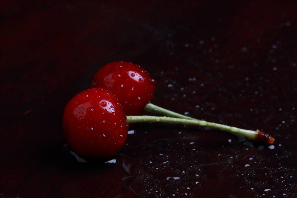 вкусные сочные вишни в капельках воды - Фото, изображение