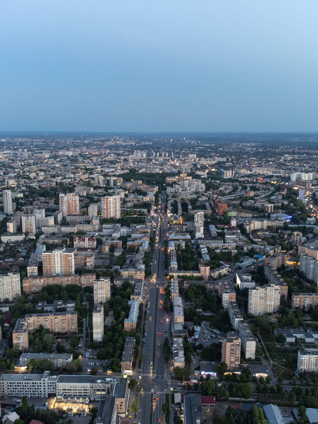Vista aerea Kharkiv centro città Nauky avenue. Pavlove Pole e zona centrale con edifici a più piani in serata con illuminazione di lampioni. Verticale - Foto, immagini