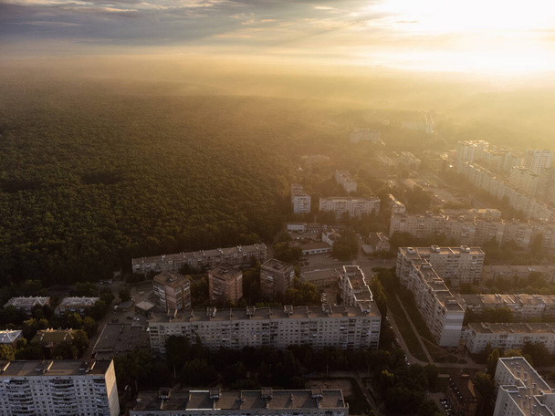 市内住宅街の日当たりの良い朝の街並み。太陽の光、パブロボポール、ハリコフウクライナの建物や通りの上の空気のカラフルな景色 - 写真・画像