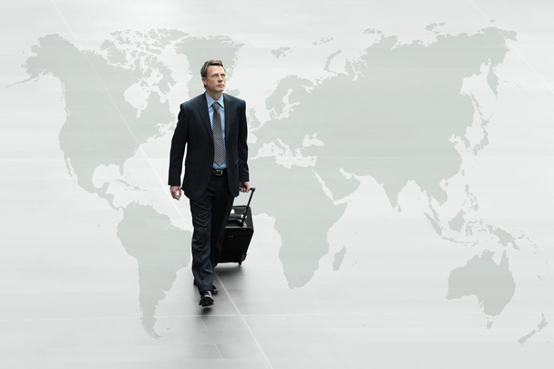 uomo d'affari a piedi sulla mappa del mondo, viaggi internazionali conc
 - Foto, immagini