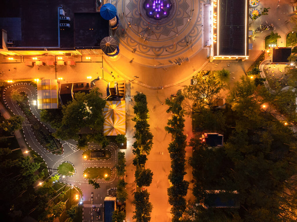 Aerea notte parco divertimenti attrazioni illuminate. Centro della città di Kharkiv area ricreativa in luci serali. Divertimento Gorky Central Park guardare giù - Foto, immagini