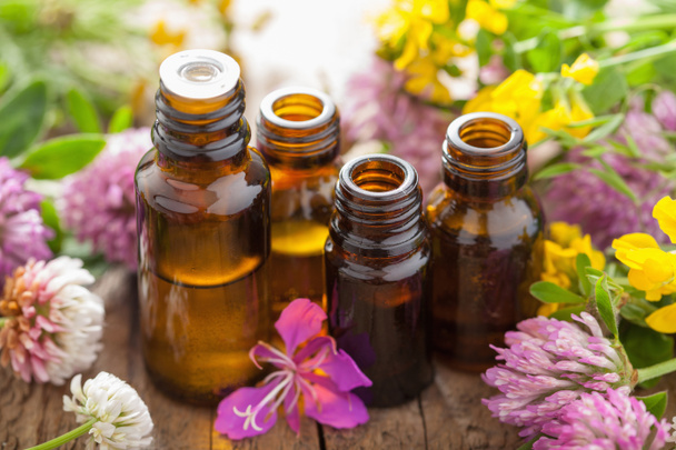 Эфирные масла и лечебные цветы  - Фото, изображение