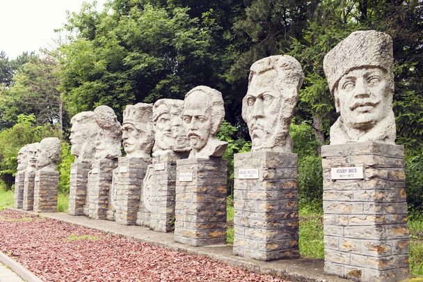 Famosas personalidades romenas estátuas do castelo de Cuza em Ruginoasa, Romênia
 - Foto, Imagem