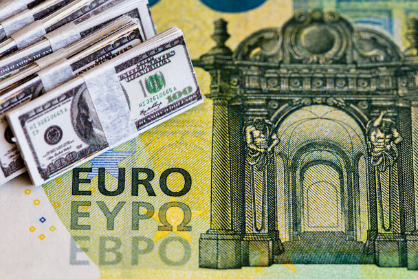miniatűr 100 dolláros bankjegyek kötegei 100 eurobankjegy háttéren, tervezés céljából - Fotó, kép