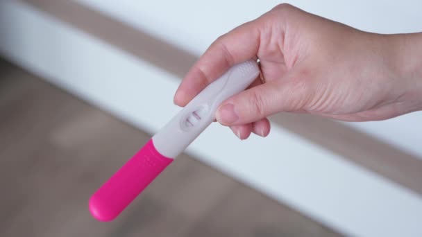 Hamilelik testi tutan kadın eller. Test yapan kadın - sonuç pozitif, iki çizgi göster. Hamilelik konsepti, aile planlaması. - Video, Çekim