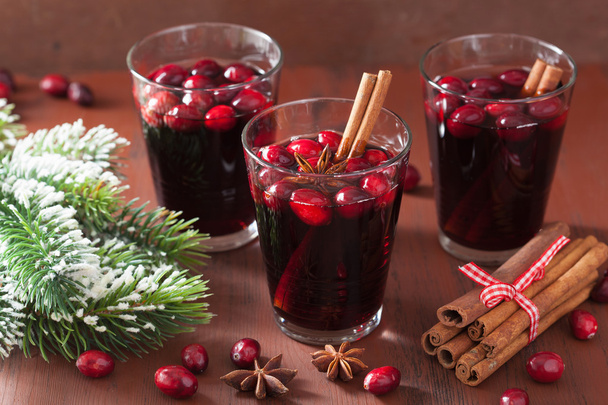 bicchiere di vin brulè con mirtillo e spezie, bevanda invernale
 - Foto, immagini