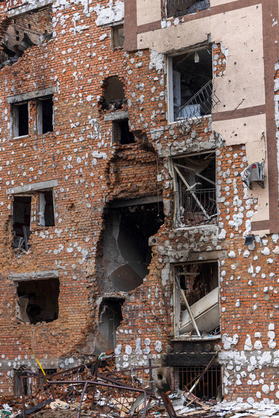 Städte der Ukraine nach der russischen Besatzung. Zerstörte Gebäude in den Straßen von Irpen. Zerbrochene, beschossene Fenster. Gebäude nach Raketeneinschlag. - Foto, Bild
