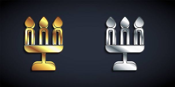 Arany és ezüst Candelabrum három gyertyatartó ikon elszigetelt fekete háttérrel. Hosszú árnyék stílus. Vektor. - Vektor, kép